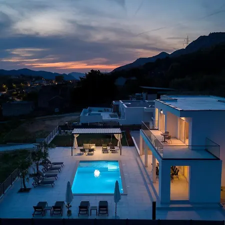 Villa Carmen With 5 En-suite Bedrooms, 48 Sqm Pool, 8km From Sea Tugare