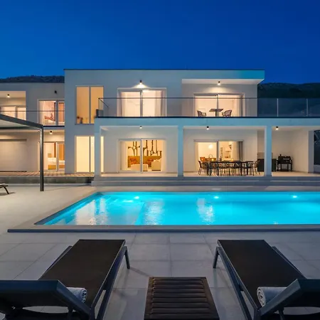 Villa Carmen With 5 En-suite Bedrooms, 48 Sqm Pool, 8km From Sea
