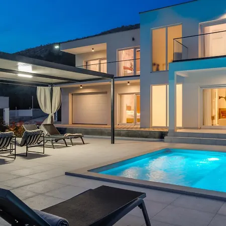 Carmen With 5 En-suite Bedrooms, 48 Sqm Pool, 8km From Sea