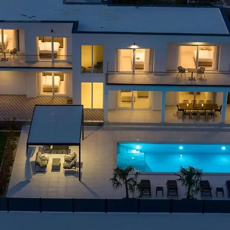 Villa Carmen With 5 En-suite Bedrooms, 48 Sqm Pool, 8km From Sea Tugare