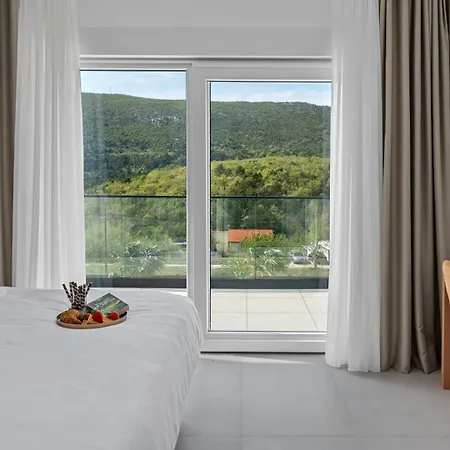 Carmen With 5 En-suite Bedrooms, 48 Sqm Pool, 8km From Sea Tugare