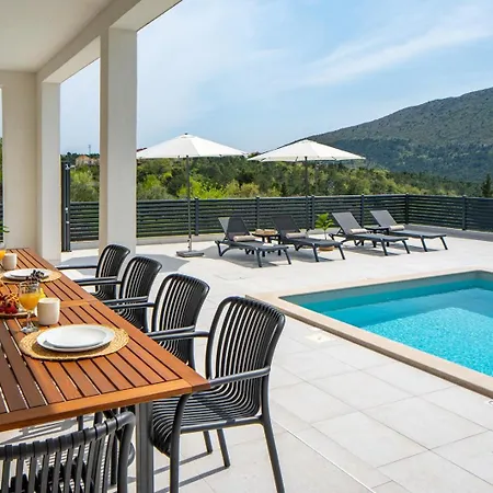 Villa Carmen With 5 En-suite Bedrooms, 48 Sqm Pool, 8km From Sea Tugare