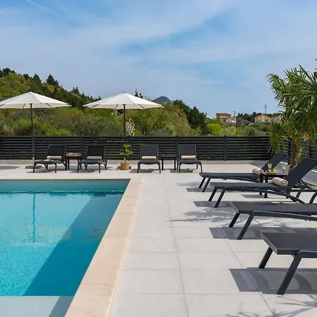 Carmen With 5 En-suite Bedrooms, 48 Sqm Pool, 8km From Sea Tugare