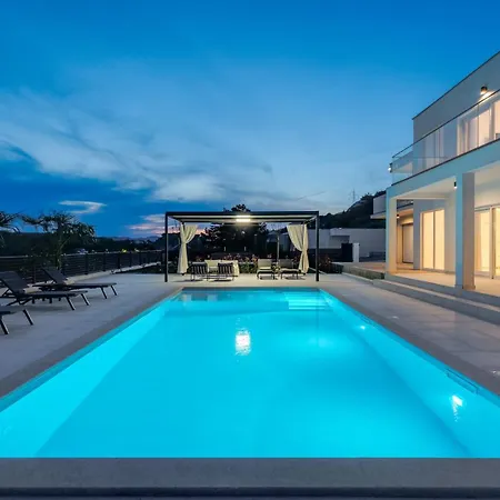 Carmen With 5 En-suite Bedrooms, 48 Sqm Pool, 8km From Sea