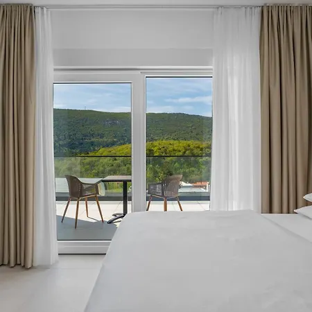 Carmen With 5 En-suite Bedrooms, 48 Sqm Pool, 8km From Sea Tugare