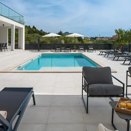 Villa Carmen With 5 En-suite Bedrooms, 48 Sqm Pool, 8km From Sea