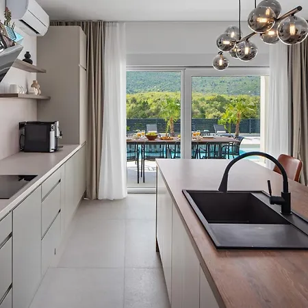 Villa Carmen With 5 En-suite Bedrooms, 48 Sqm Pool, 8km From Sea