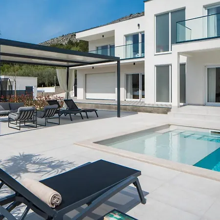 Villa Carmen With 5 En-suite Bedrooms, 48 Sqm Pool, 8km From Sea Tugare