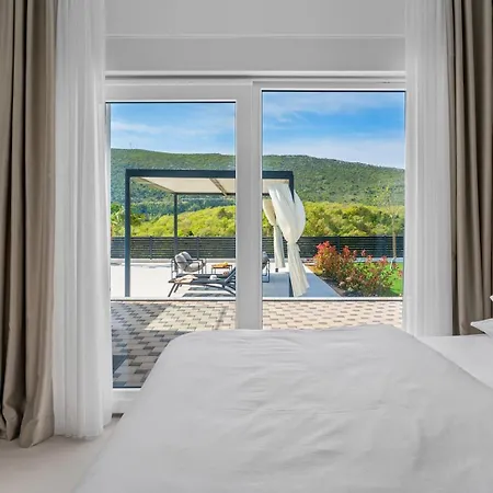 Carmen With 5 En-suite Bedrooms, 48 Sqm Pool, 8km From Sea