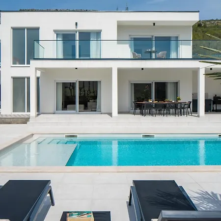 Villa Carmen With 5 En-suite Bedrooms, 48 Sqm Pool, 8km From Sea *