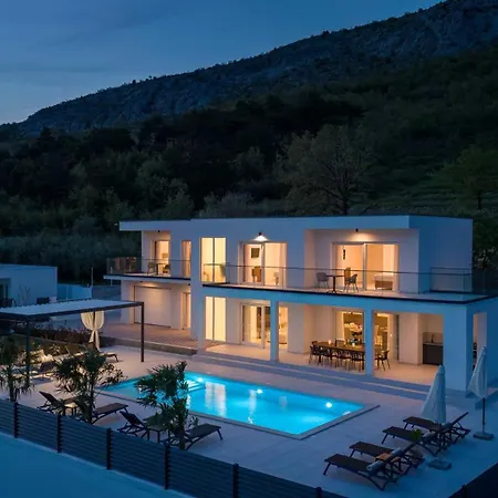 Carmen With 5 En-suite Bedrooms, 48 Sqm Pool, 8km From Sea Tugare