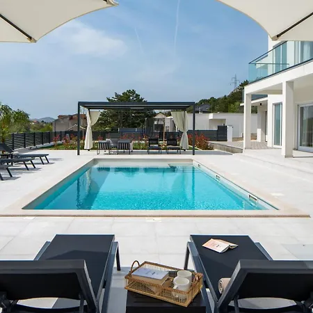 Villa Carmen With 5 En-suite Bedrooms, 48 Sqm Pool, 8km From Sea