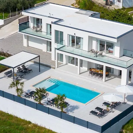 Villa Carmen With 5 En-suite Bedrooms, 48 Sqm Pool, 8km From Sea