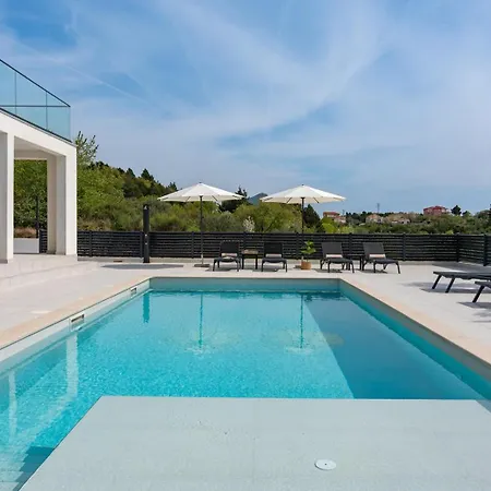 Villa Carmen With 5 En-suite Bedrooms, 48 Sqm Pool, 8km From Sea Tugare