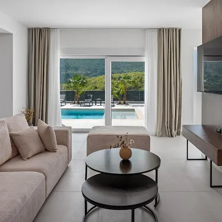 Carmen With 5 En-suite Bedrooms, 48 Sqm Pool, 8km From Sea