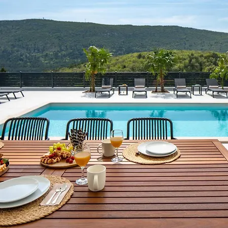 Carmen With 5 En-suite Bedrooms, 48 Sqm Pool, 8km From Sea