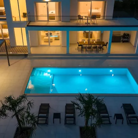 Carmen With 5 En-suite Bedrooms, 48 Sqm Pool, 8km From Sea