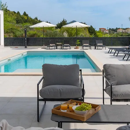 Villa Carmen With 5 En-suite Bedrooms, 48 Sqm Pool, 8km From Sea