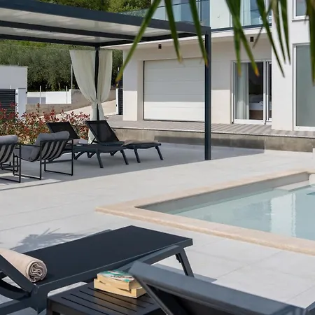 Villa Carmen With 5 En-suite Bedrooms, 48 Sqm Pool, 8km From Sea *