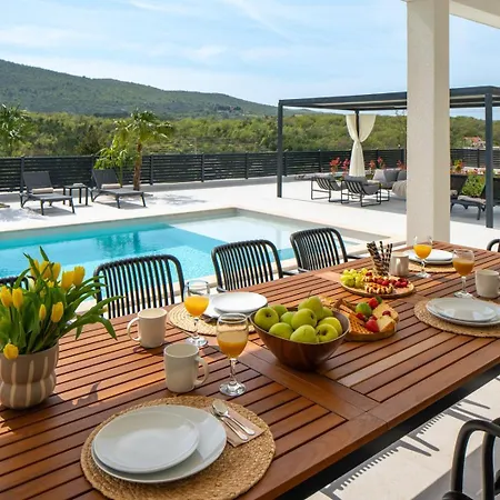 Carmen With 5 En-suite Bedrooms, 48 Sqm Pool, 8km From Sea Tugare