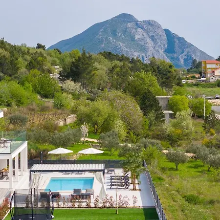 Carmen With 5 En-suite Bedrooms, 48 Sqm Pool, 8km From Sea