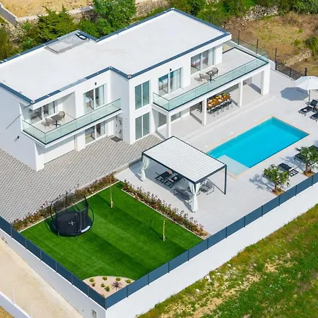 Villa Carmen With 5 En-suite Bedrooms, 48 Sqm Pool, 8km From Sea *